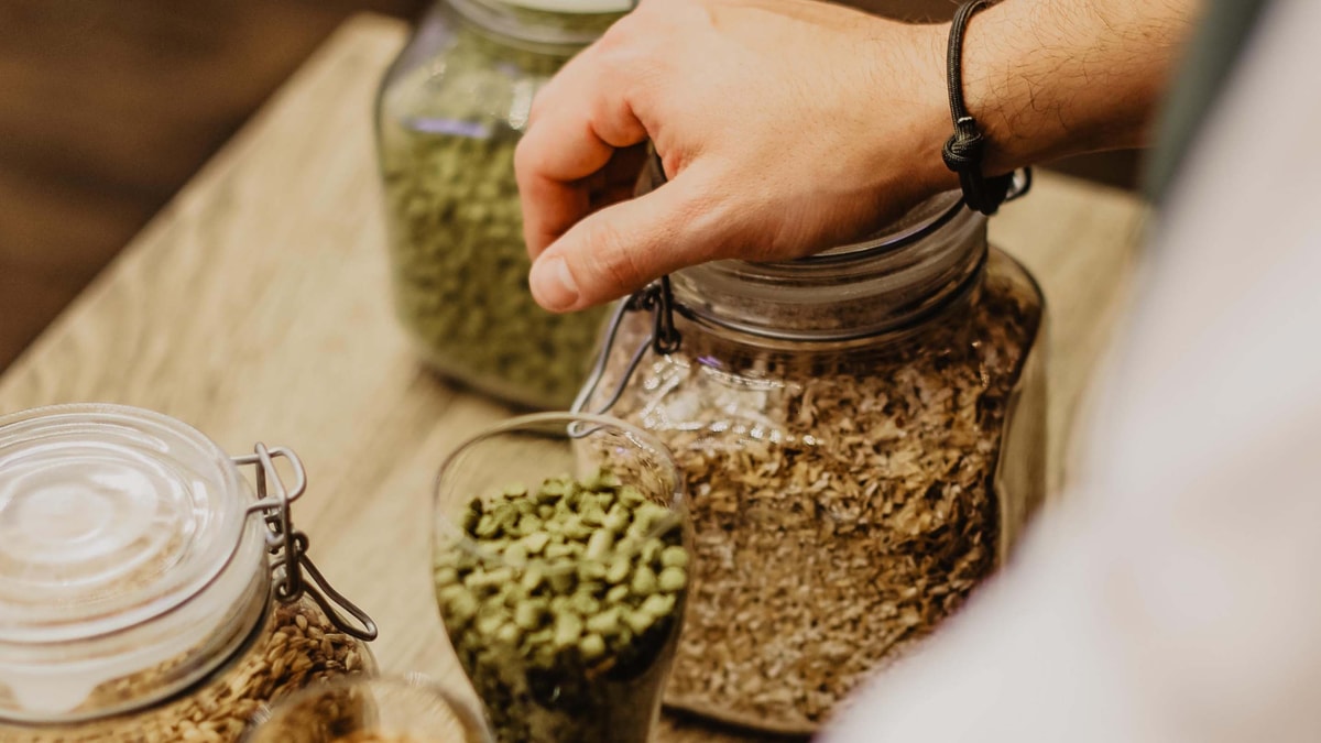 Close-up of raw materials for beer production at ERDINGER in glasses.