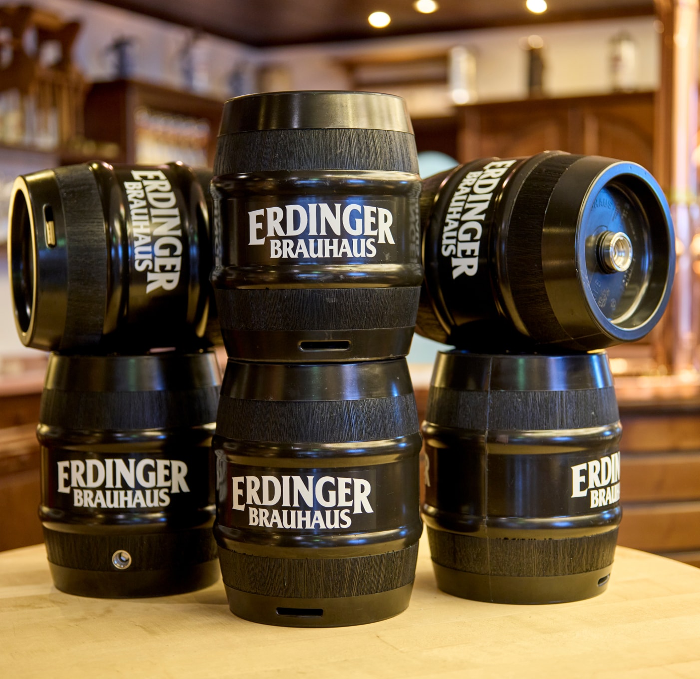 ERDINGER Bierfässer symbolisch für das ERDINGER Fassbierkonzept.