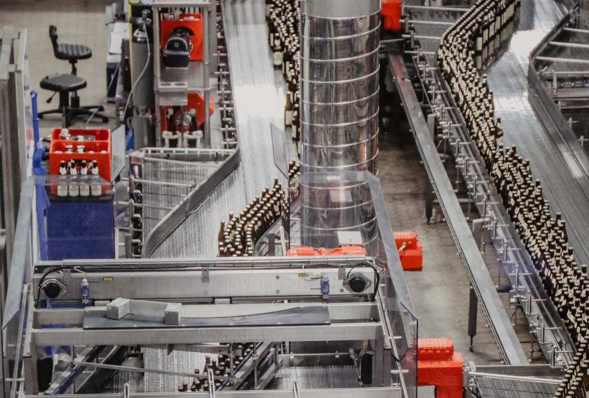 Vogelperspektive von Abfüllanlagen in Betrieb in der ERDINGER Füllerei.