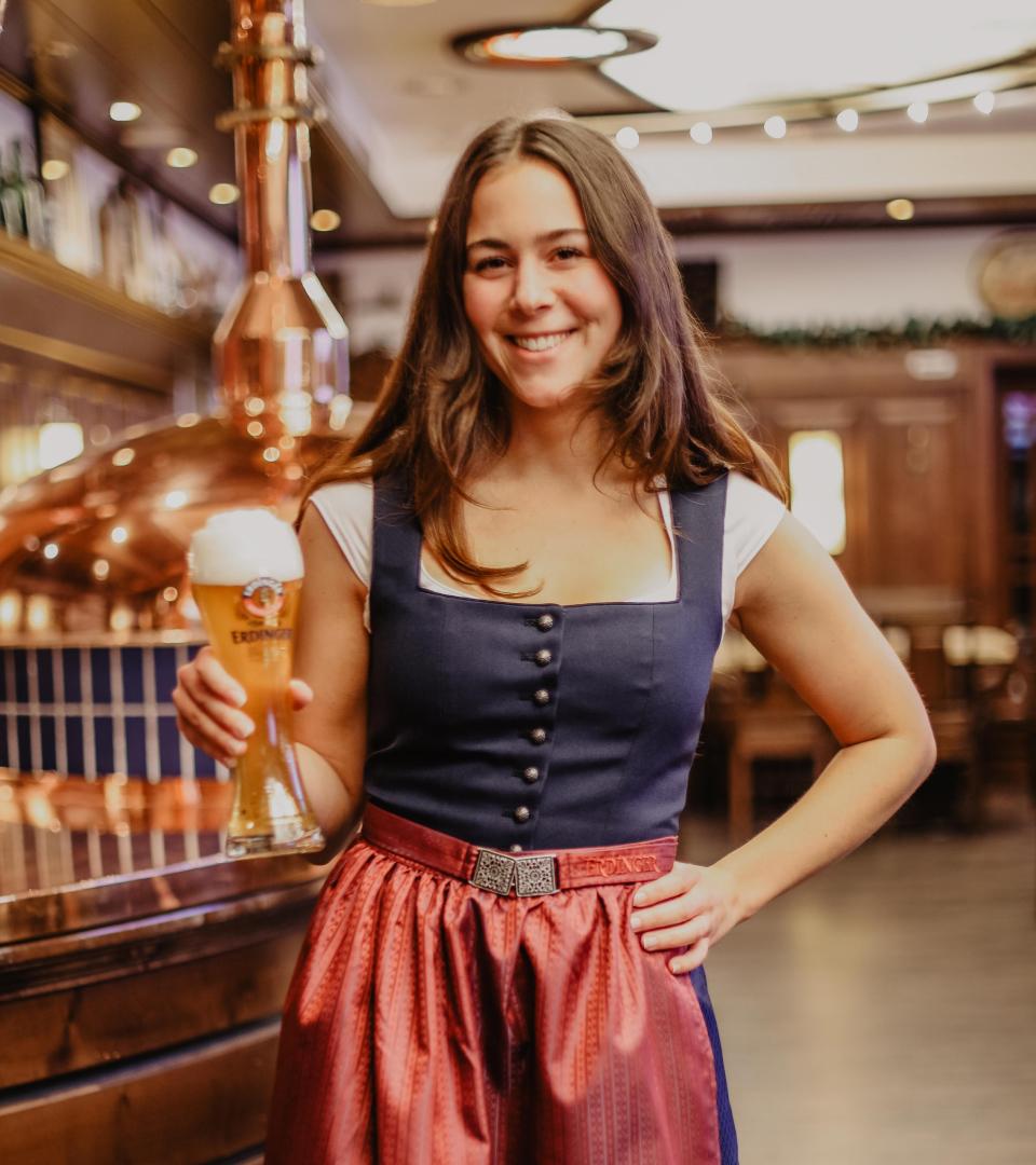 Eine Boxerin trinkt genussvoll ein ERDINGER Alkoholfrei nach dem Training.