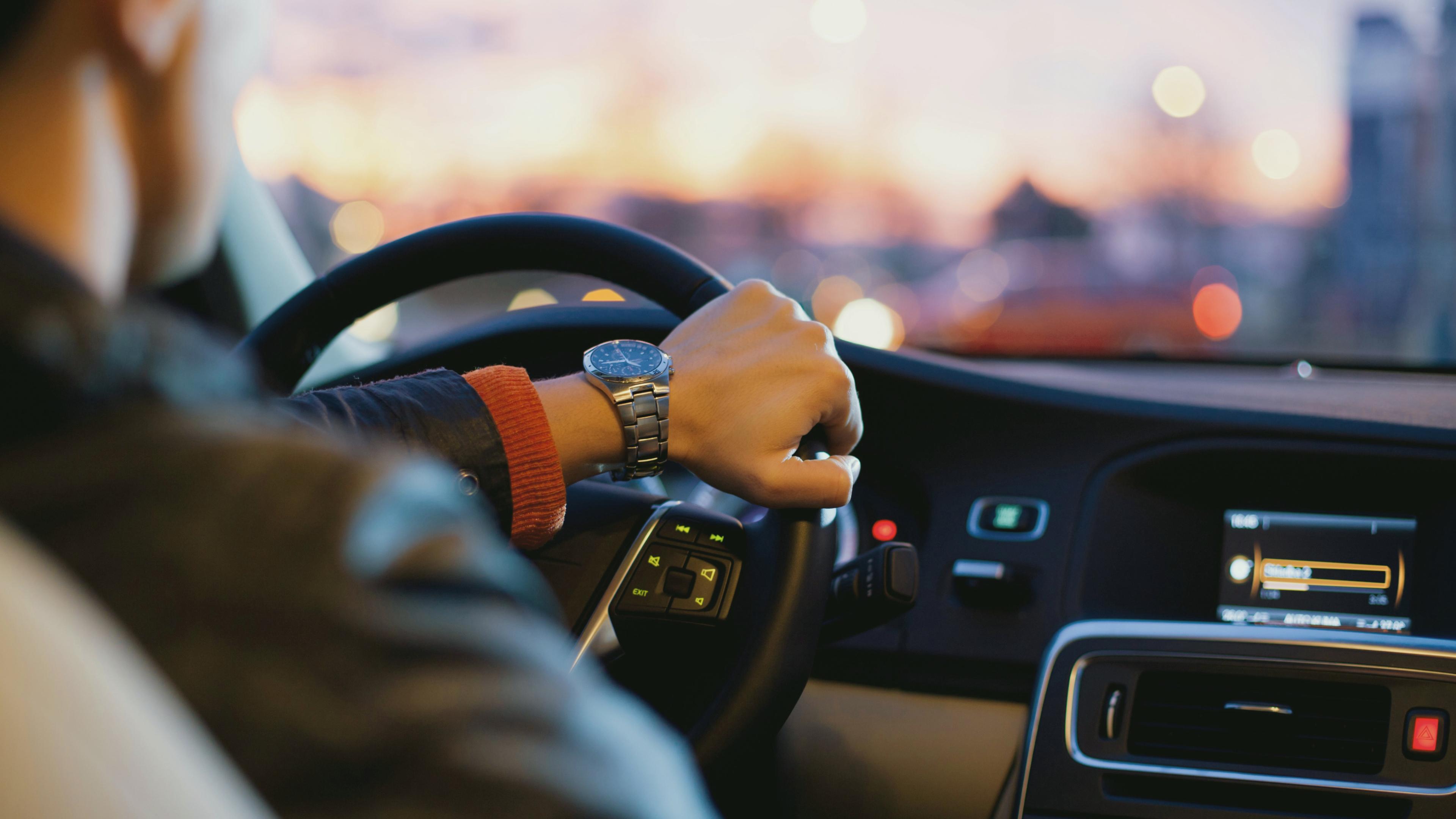 Innenraum Auto mit Autofahrer, repräsentativ für die Don‘t drink and drive Kampagne an der ERDINGER beteiligt ist.