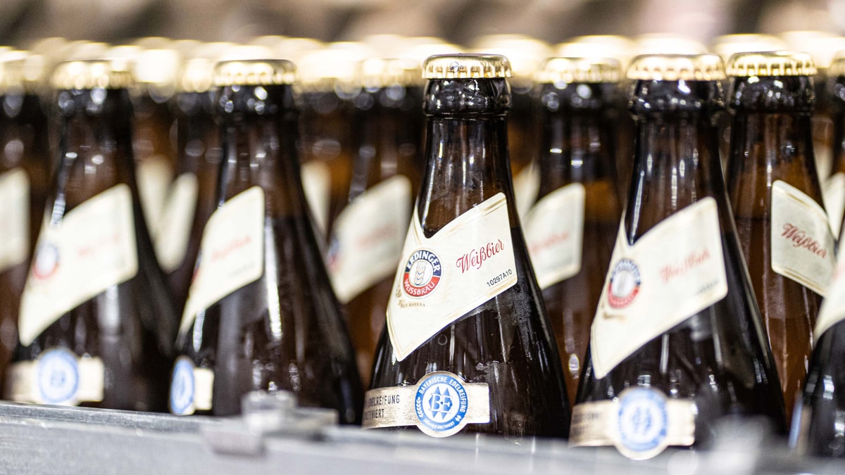 Nahaufnahme von vielen ERDINGER Weißbier Flaschen mit Bayerischer Edelreifung Banderole.