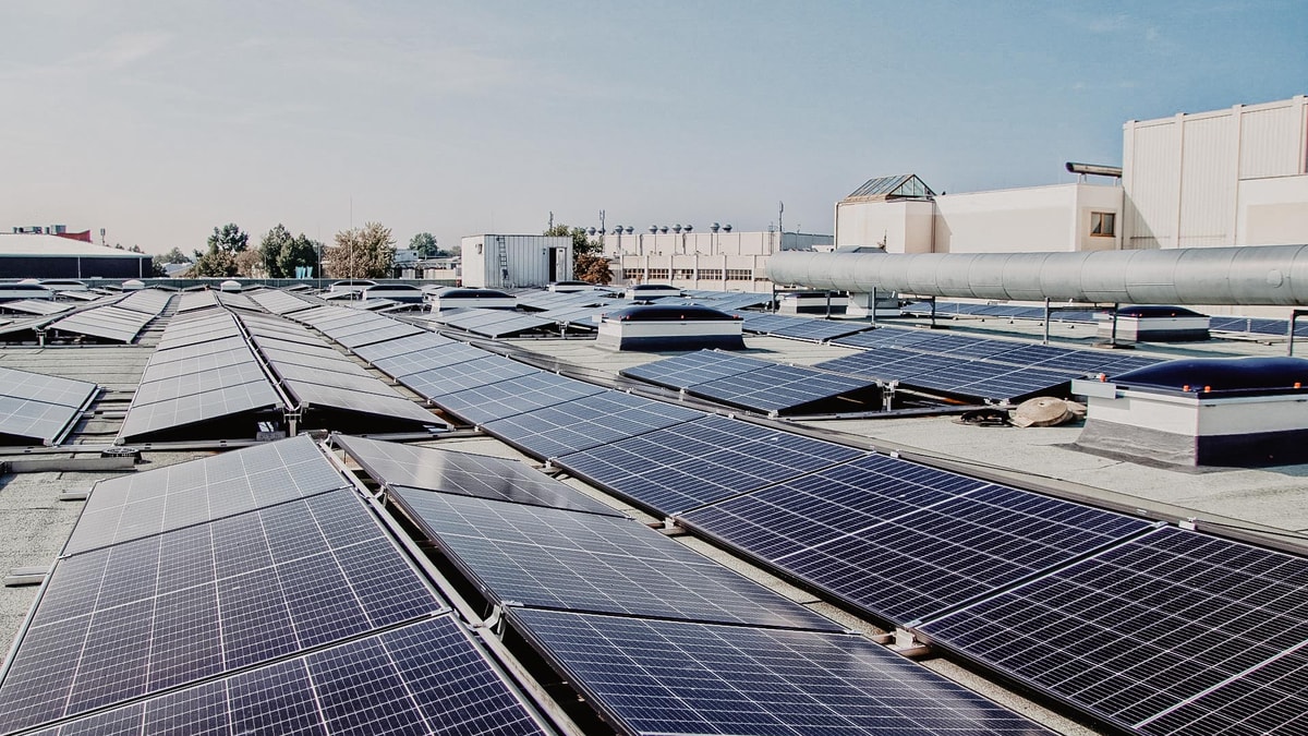 Die Photovoltaik-Anlage auf dem Dach der ERDINGER Brauerei exemplarisch für ökologische Nachhaltigkeit.
