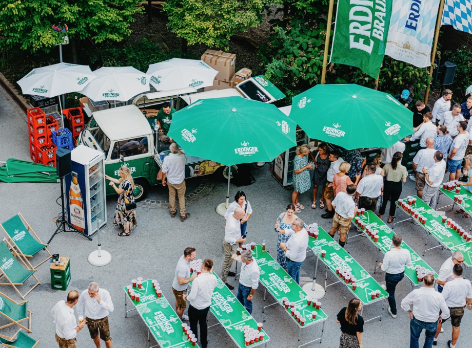 ERDINGER Bierpongtische und Schirme auf Firmenevent aus Vogelperspektive.