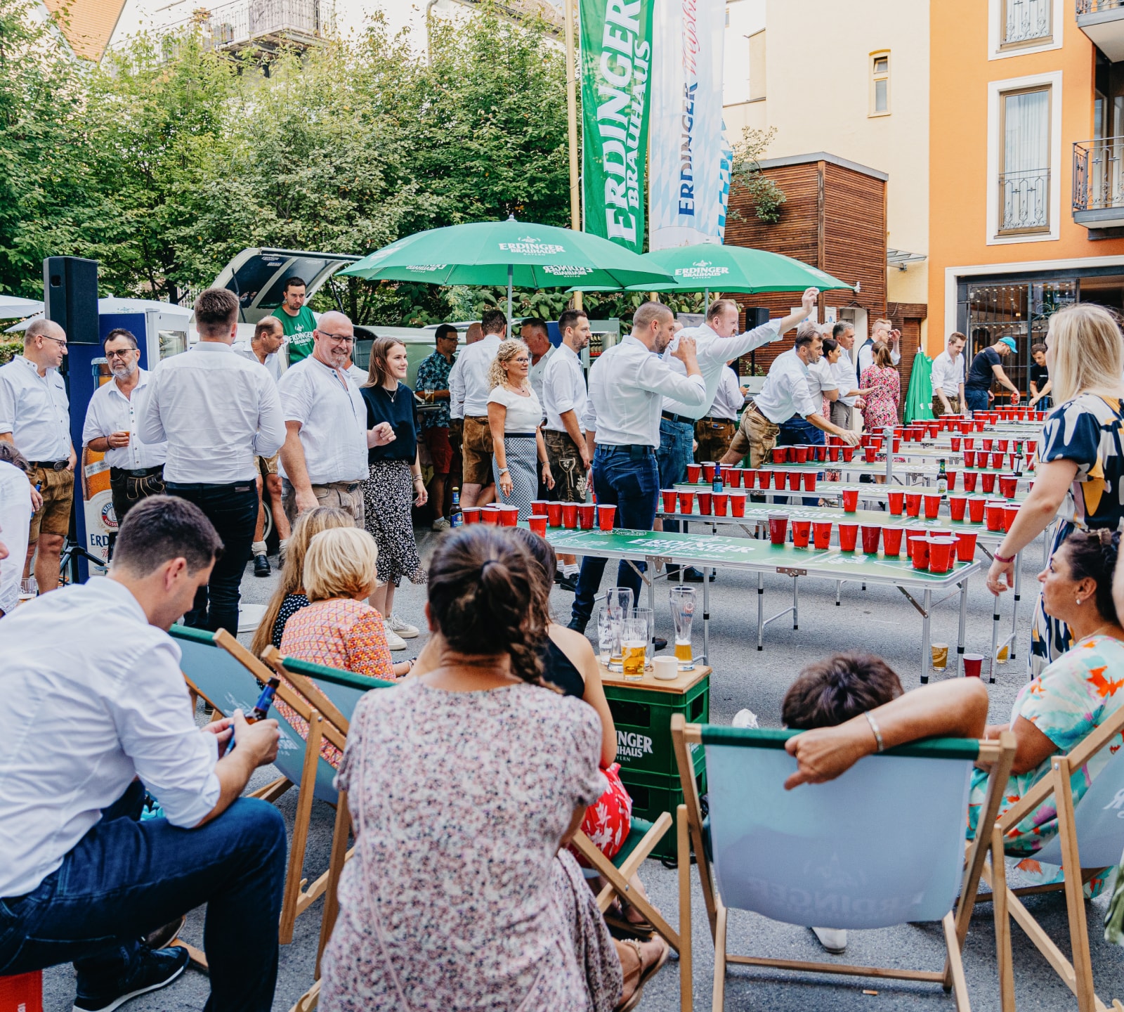 Publikum aus ERDINGER Mitarbeitern beim Beerpong Firmenevent.