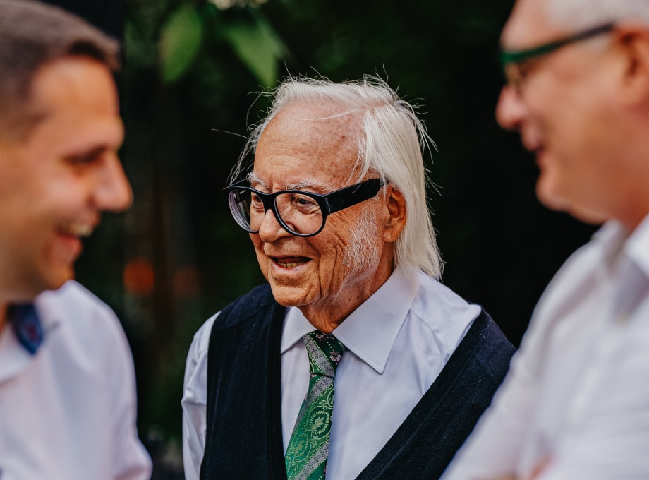 Werner Brombach unterhält sich mit ERDINGER Vetriebsmitarbeitern.