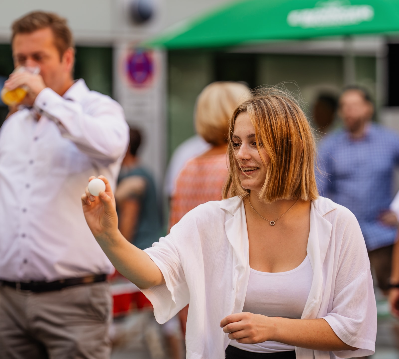 Auszubildende spielt Beerpong auf ERDINGER Firmenevent.