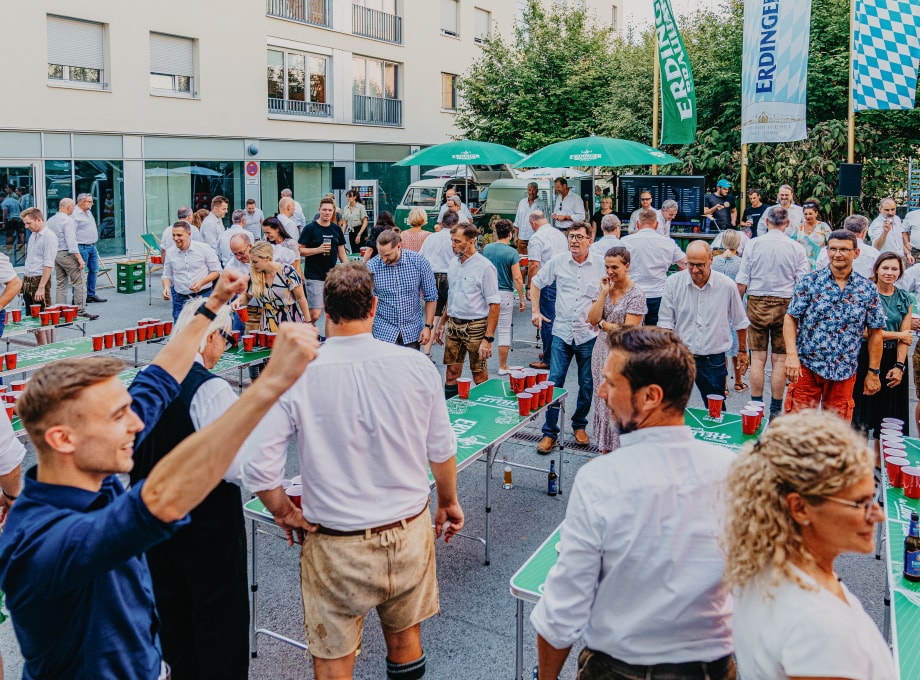 Viele Personen spielen Beerpong beim ERDINGER Firmenevent.