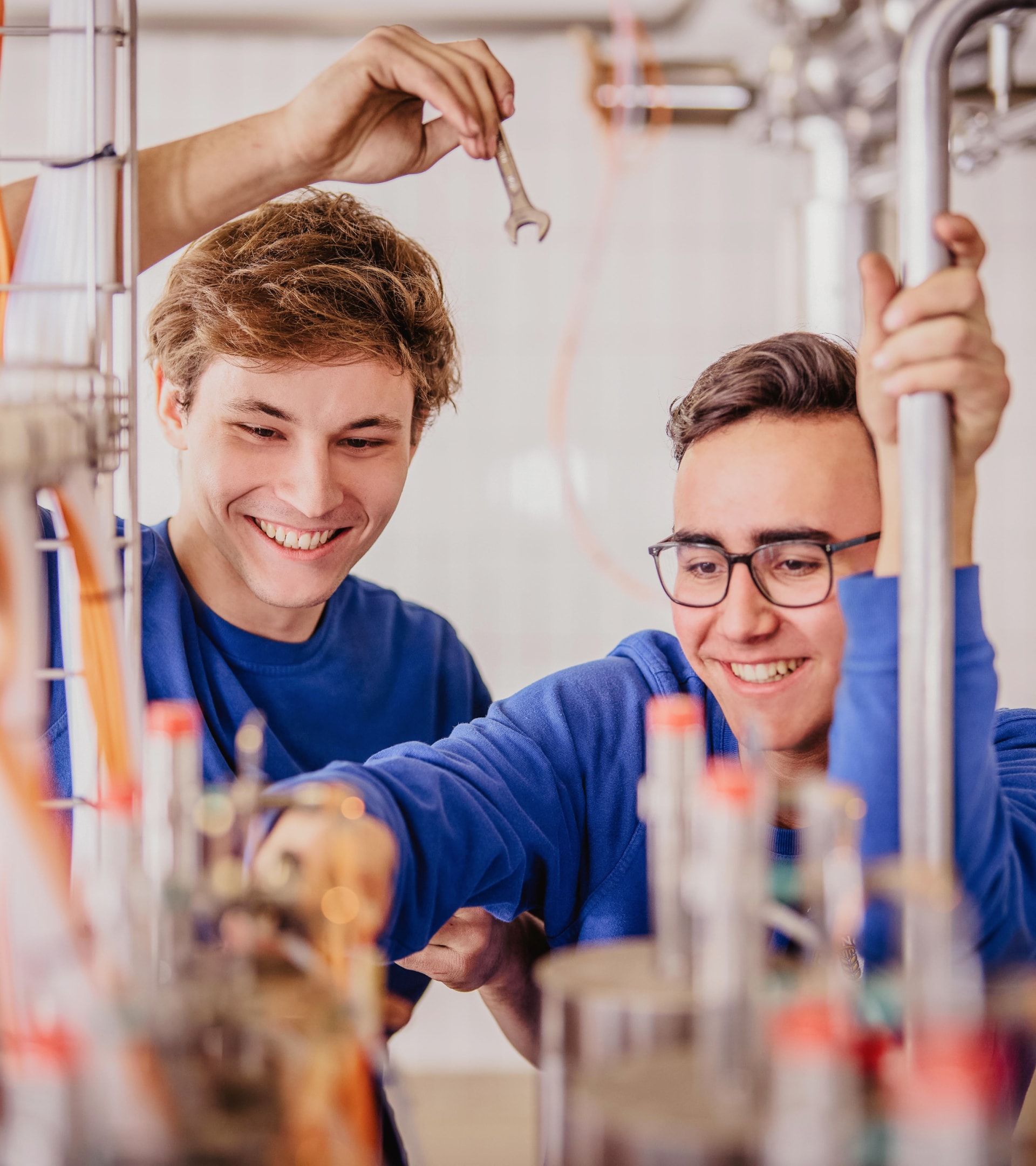 Zwei ERDINGER Mitarbeiter unterhalten sich.