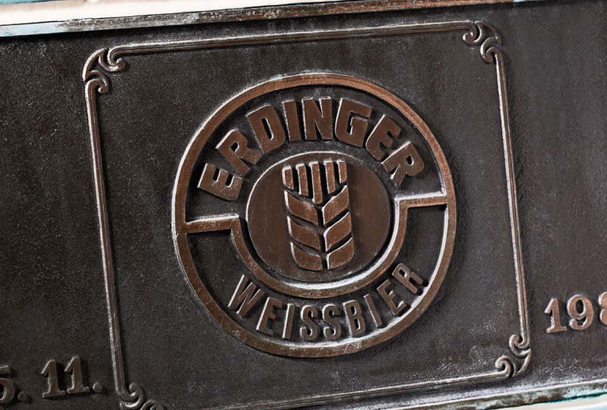 Nahaufnahme einer Plakette mit ERDINGER Emblem im Filterkeller.
