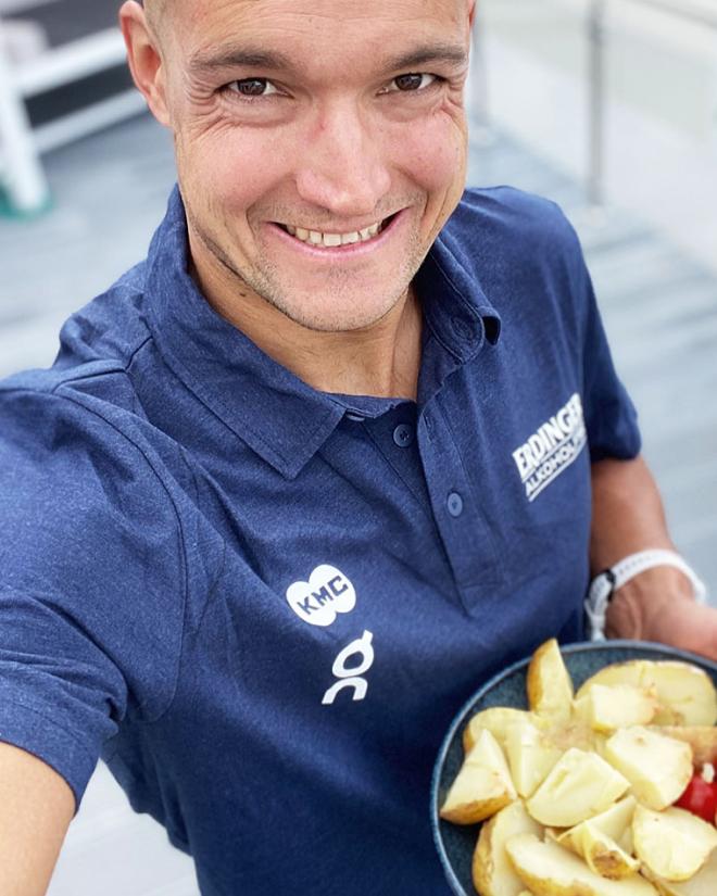 Ein Mann hält lächelnd Kartoffeln in der Hand un trägt ein ERDINGER Alkoholfrei Shirt.