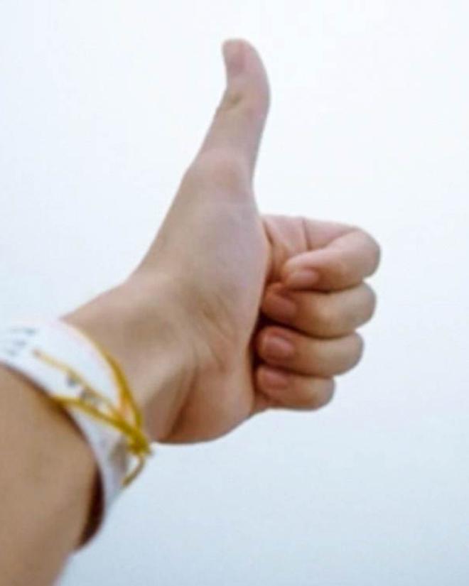 Eine Hand mit Daumen-Hoch-Geste.