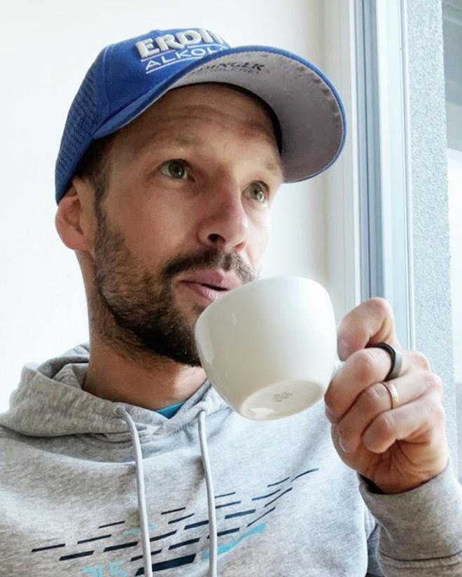 Patrick lange trägt ERDINGER Alkoholfrei Cap und genießt einen Doppio.