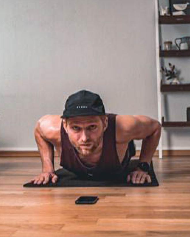 Ein Mann macht Mobility-Training vor dem Workout.