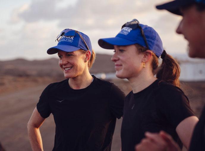 Daniela Bleymehl zusammen mit Lena Meißner unterhalten sich nach dem Training mit dem ERDINGER Active.Team.