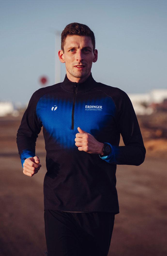 Florian Angert beim Lauftraining im ERDINGER Alkoholfrei Trikot.