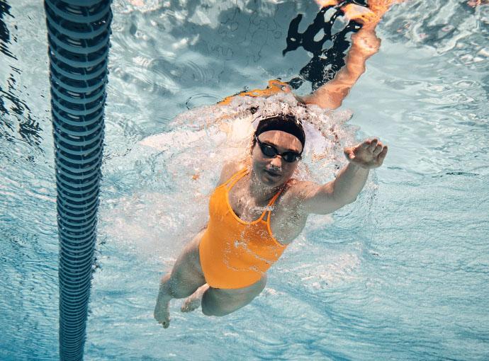 Nikki Bartlett beim Schwimmtraining mit dem ERDINGER Active.TEAM