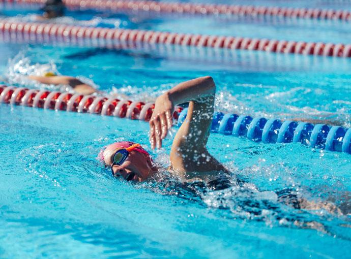 Nikki Bartlett beim Kraulschwimmen im Training mit dem ERDINGER Active.TEAM.