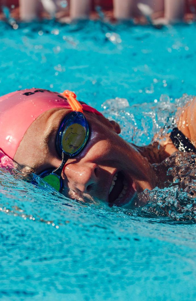 Nikki Bartlett beim Schwimmtraining mit dem ERDINGER Active.TEAM