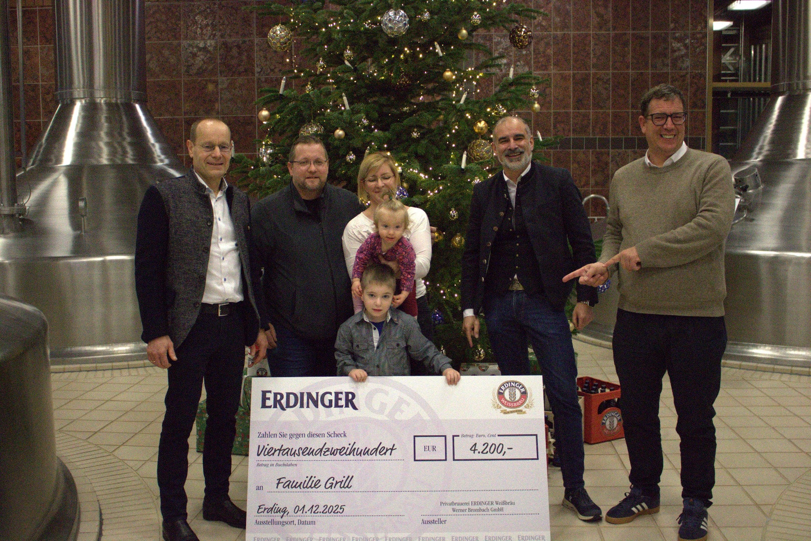 Geschäftsführung ERDINGER bei Übergabe von Spendencheck für Therapiehund.